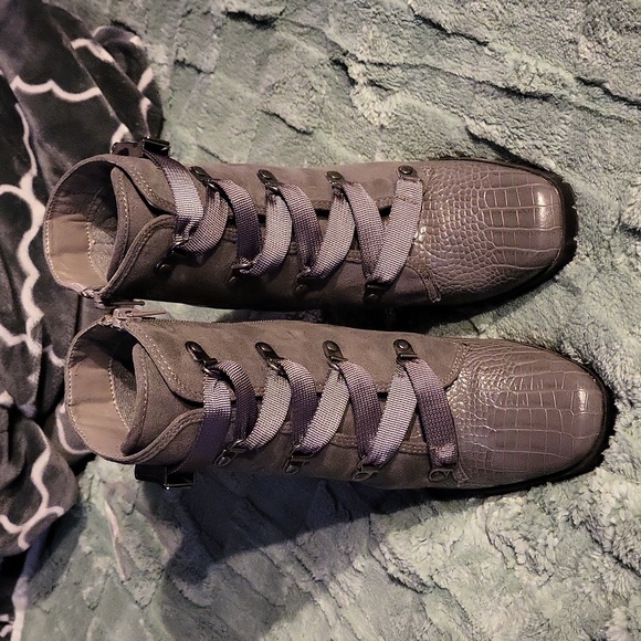 Grey faux croc boots - Picture 2 of 5